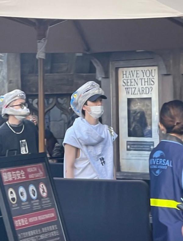 盤點環球影城偶遇明星生圖,白敬亭似商務精英,林依輪兼職賣貨? 盤點環球影城偶遇明星生圖,白敬亭似商務精英,林依輪兼職賣貨?