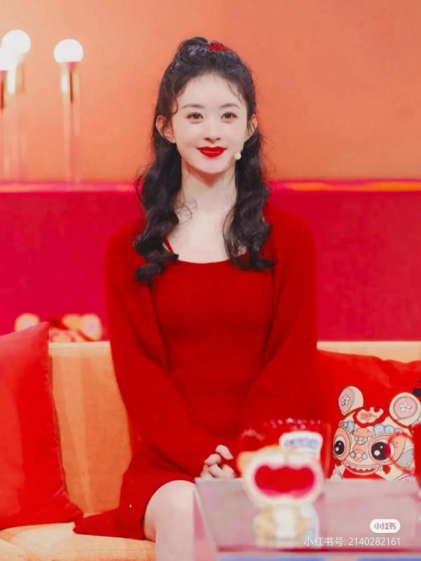 趙麗穎的春晚造型！一身紅色的針織衫，妝容髮型完美，年味十足