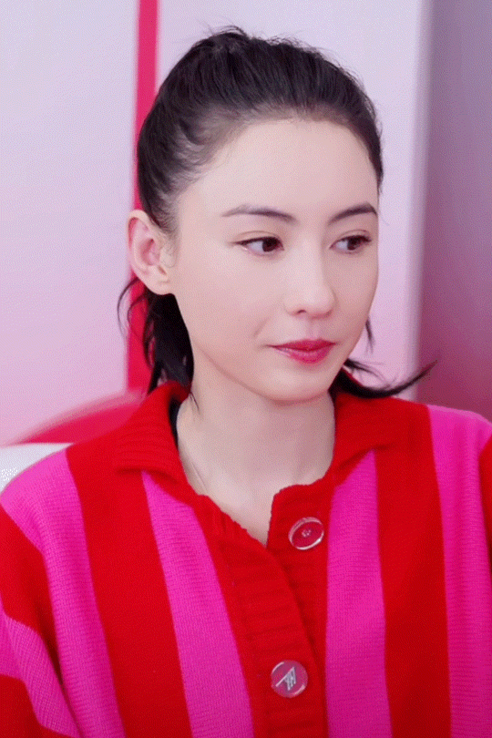 張柏芝美圖，身穿紅色條紋針織開衫，五官精緻，時尚美豔