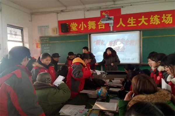 從10月1日開始，部分地區要求取消“週中補課”，家長喜憂參半