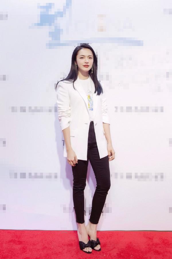 姚晨閆妮13年後同框，奔5中年女星太驚豔，同穿西裝瘦腿褲好搶鏡
