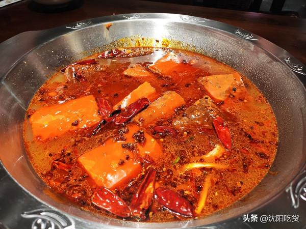 大鏟子炒五花肉可不是要鐵鍋燉，而是在炒底料，涮火鍋啦