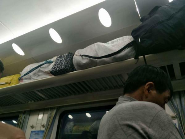 塑膠桶是焊死在農民工手上的嗎？蛇皮袋是沒了，這個為啥還在？