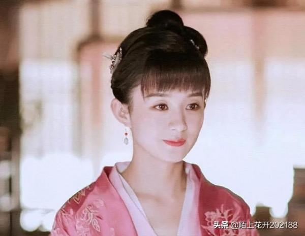 春晚舞臺上趙麗穎紅裙驚豔，出道16年她都做了什麼