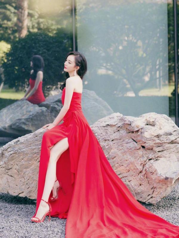 關曉彤將這條“長裙”穿火了，優雅氣質顯高階，很多明星都上頭了