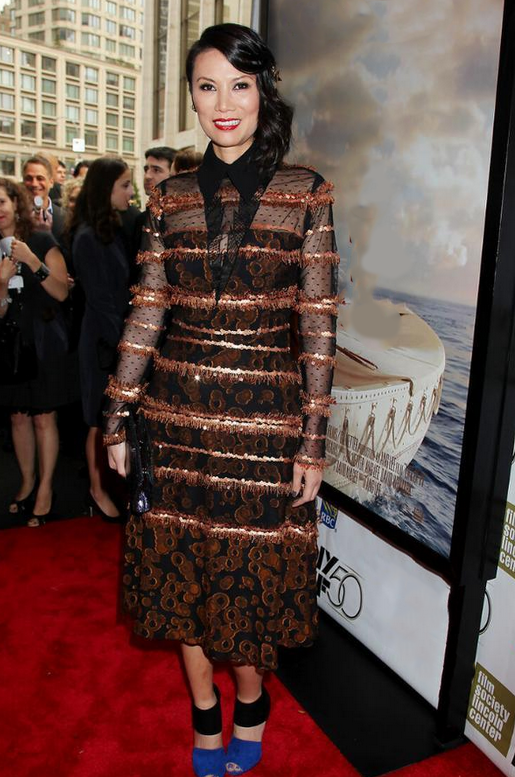 服了鄧文迪的審美，如此花哨的裙裝都能穿出高階感，氣質真不一般