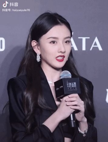 看了歐陽娜娜新的臉,手裡的零食瞬間就不香了 看了歐陽娜娜新的臉,手裡的零食瞬間就不香了