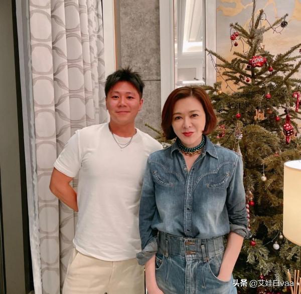 “十三姨”關之琳也太愛美了！聚會穿牛仔還塞衣，戴三項鍊不嫌重