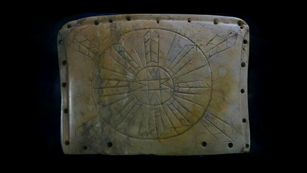 1985年小村莊挖出大型墓葬群，陪葬品價值連城，距今已經5300多年