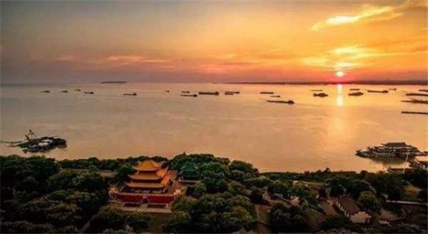 2004年，五旬老漢“易容”，騙財騙色22歲女大學畢業生