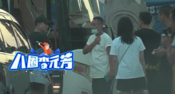 37歲文章現身醫院，隻身看病無人陪伴，一瘸一拐痛到呲牙好心酸