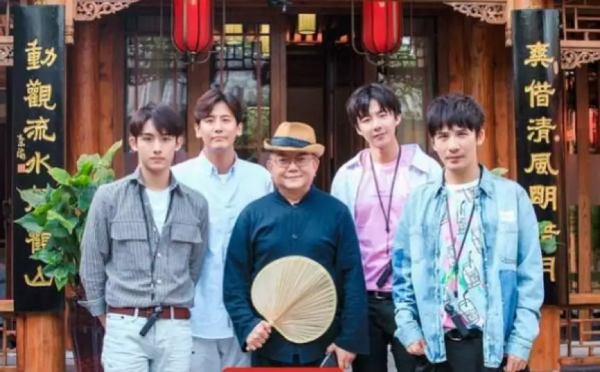 王剛北京四合院曝光，齊白石畫和300年桌子，網友稱：現實版和珅