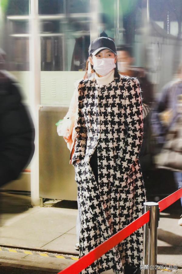 春晚明星私服比美：劉濤拎虎包，趙麗穎編流蘇辮，張若昀裹花棉被