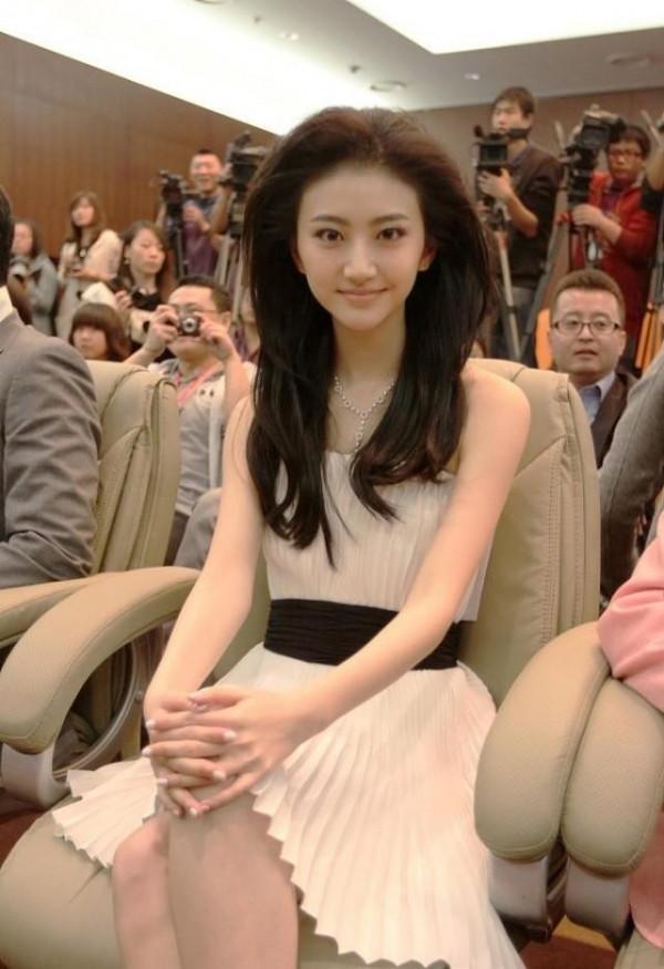 景甜為了顯臉小真是拼了，弄著“獅王”髮型，更顯瓜子臉