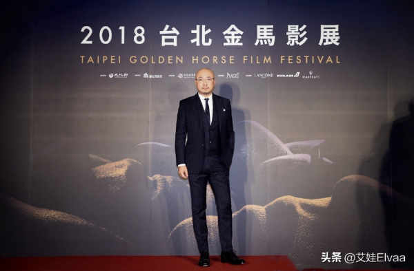 徐崢罕見攜嬌妻趕飛機，穿花夾克暴露肚腩，陶虹闊太似拎包很強勢