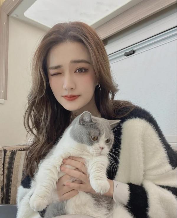 徐璐與貓主子同框，乖貓被迫營業