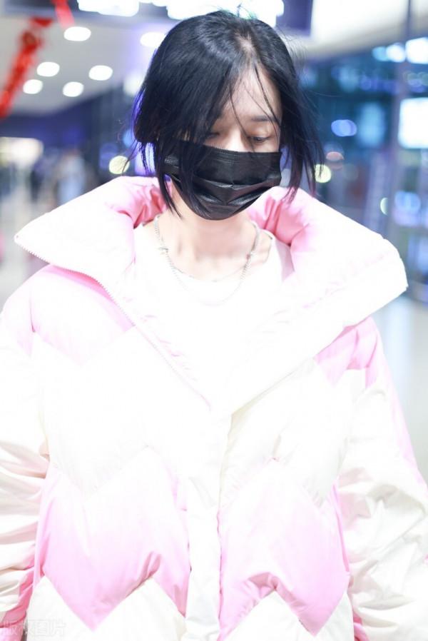 徐藝洋穿粉色拼色羽絨服搭配牛仔褲，腳踩白色運動鞋可愛青春