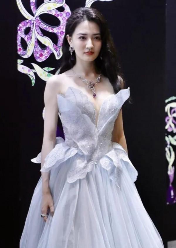 關曉彤撞衫徐璐,一個鄰家小妹,一個高階女星,網友:差距真大 關曉彤撞衫徐璐,一個鄰家小妹,一個高階女星,網友:差距真大