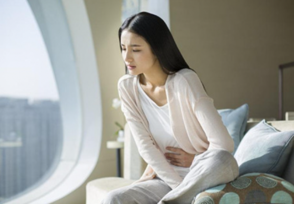 孕肚只有右側比較硬，是因為懷了女寶？準媽媽需瞭解真實原因