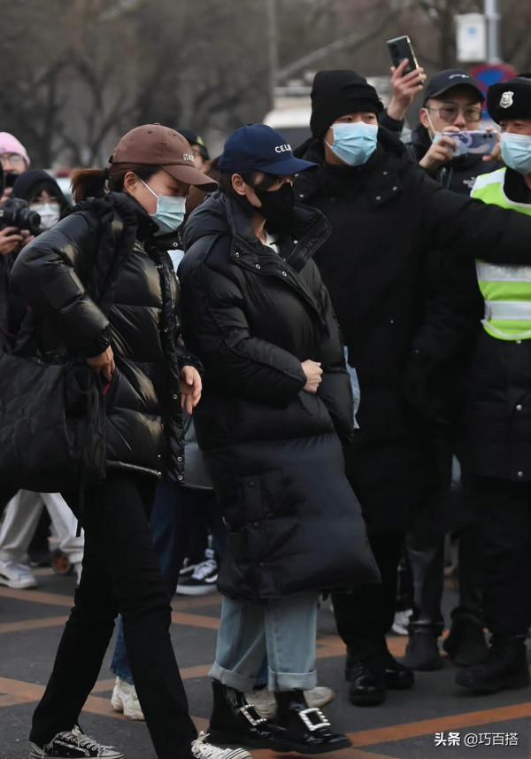 毛曉彤穿衣真有風格，不經意的減齡讓她美成大學生，太值得學習了