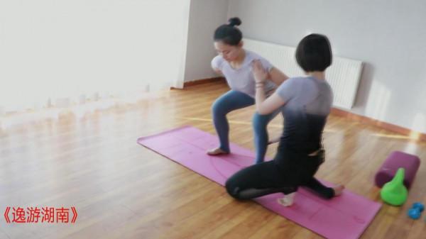 產後腹部鬆垮怎麼辦？理療瑜伽體式《負重與深蹲》精準鍛鍊腹部