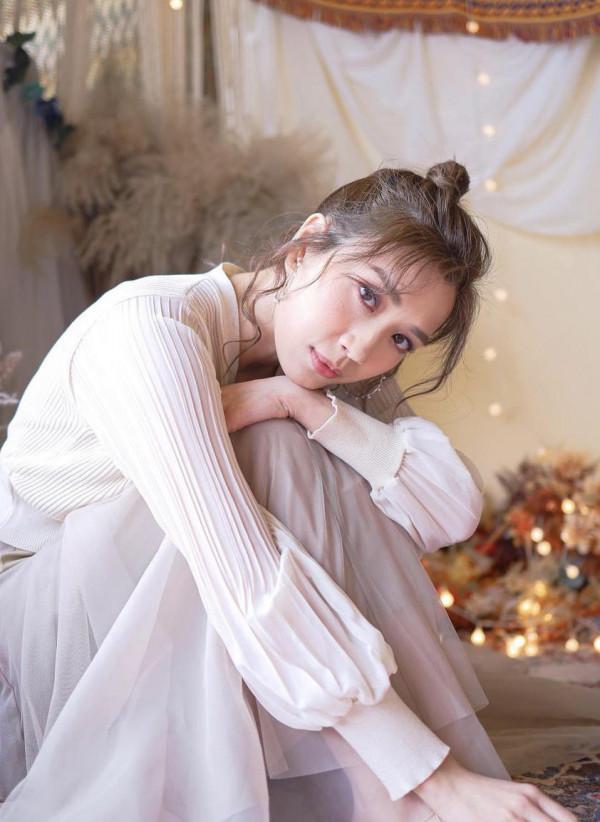 胡定欣賀胡杏兒生日,吃平民米線做夜宵,胡說八道會發展各不同 胡定欣賀胡杏兒生日,吃平民米線做夜宵,胡說八道會發展各不同