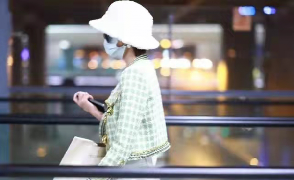 唐藝昕機場秀用力過猛，大冷天還穿短袖搭小背心，過分清涼