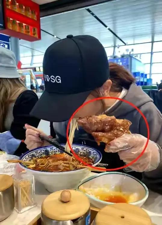 蔡卓妍本人手握豬蹄,真實上演一場美女與野獸 蔡卓妍本人手握豬蹄,真實上演一場美女與野獸