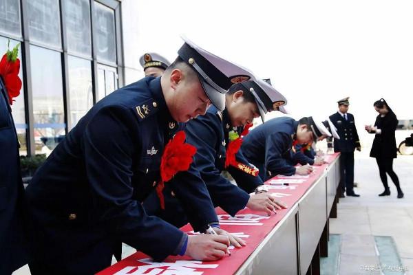 上士和四級軍士長服役期滿，“退伍”和“轉業”該如何選？