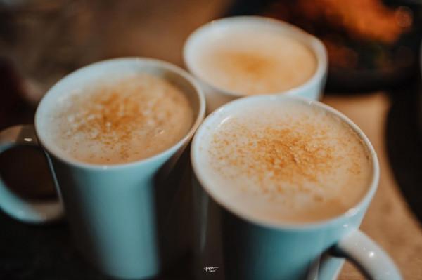 藏在四九城兒的這家雲南菜館，中午和晚上是餐廳，下午是咖啡館