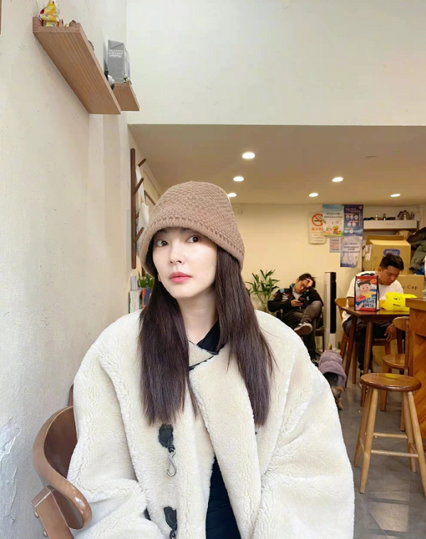 跟小鮮肉戀愛會顯年輕？辣媽張雨綺穿皮草走名媛風，新自拍美翻天