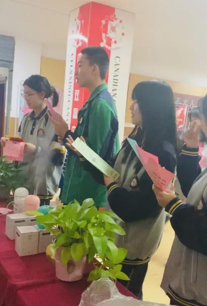 中英燈謎、九大遊戲、牛人獎券…成外中加師生DIY歡度中秋佳節