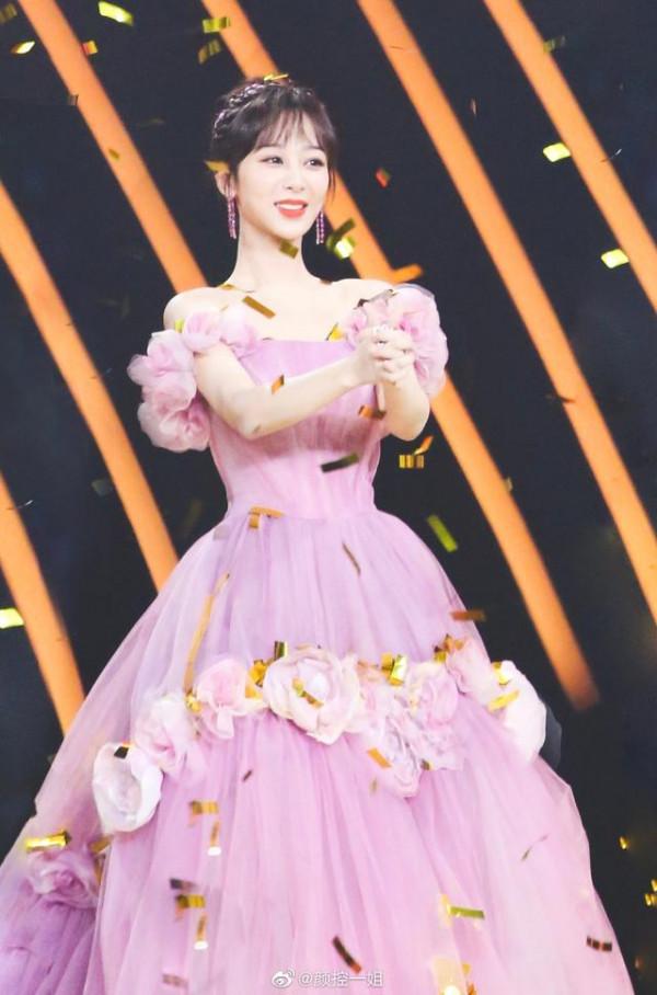 楊紫穿上紫色紗裙，就像墜入凡間的公主