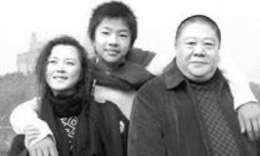 曾一次性喝27扎啤酒，因“翻譯官”一角走紅，劉金山如今怎麼樣了