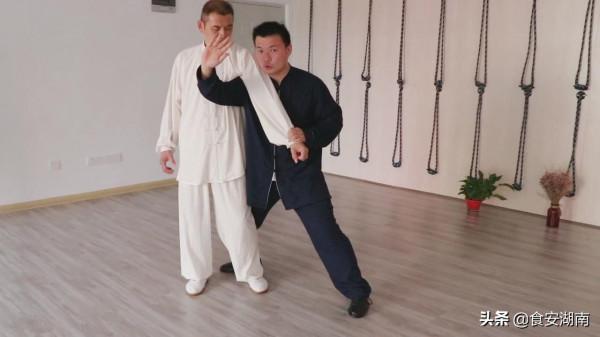 太極單手側面纏絲功是一種複合勁，攻防一起，防守與攻擊同時發動