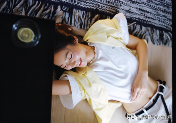 33歲劉雯“炫腹”上熱搜,“紙片腰”成冬天穿衣新風向標 33歲劉雯“炫腹”上熱搜,“紙片腰”成冬天穿衣新風向標