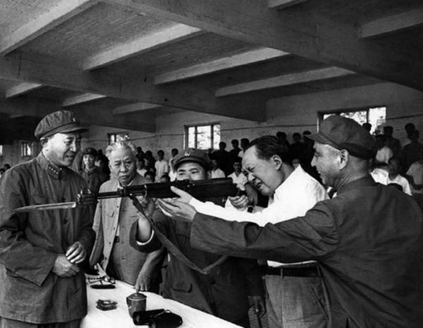 解放戰爭時，軍區首長及中央領導都有一代號，毛主席代號是什麼？