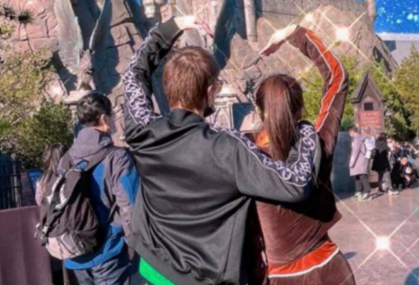 趙本山女兒罕見露面，自曝明年將和男友結婚，小腹微隆疑似懷孕