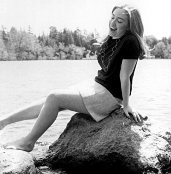 希拉里有多強勢？46年前婚禮上勾住老公脖子，克林頓在她懷裡好乖