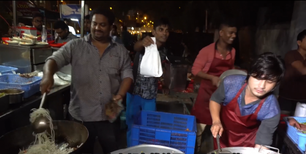 印度人學完中國菜回家開店，生意特別火爆，看看都學到了幾分精髓