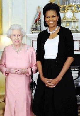 米歇爾魅力大：12年前摟著英女王觸犯王室禁忌，女王卻對她笑呵呵