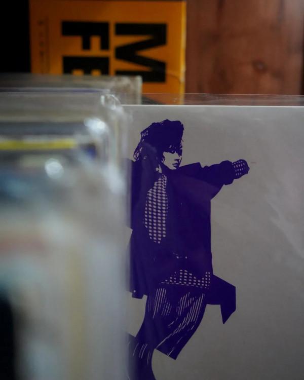 黑膠，買了窮，開心