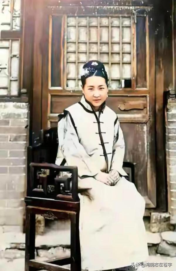 晚清老照片:青樓女子替闊少打麻將,地主婆趴在墳前號啕大哭 晚清老照片:青樓女子替闊少打麻將,地主婆趴在墳前號啕大哭