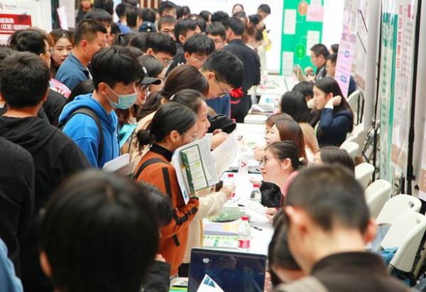 大學生就業調查,6成大學生認為,自己在畢業10年內將年入百萬 大學生就業調查,6成大學生認為,自己在畢業10年內將年入百萬