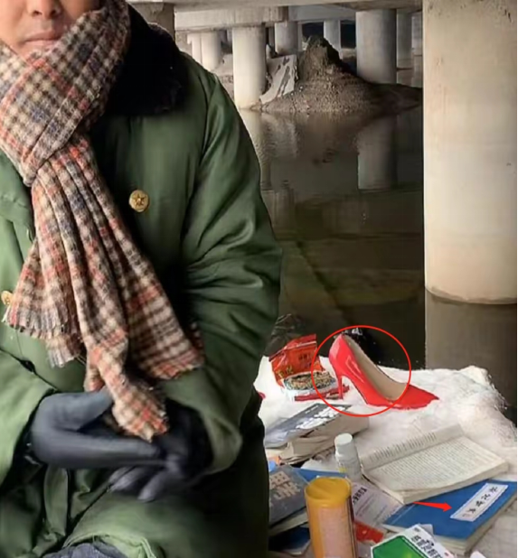 歌手劉曉東自曝負債7位數，沒錢租房淪落到住橋洞底，身上起溼疹