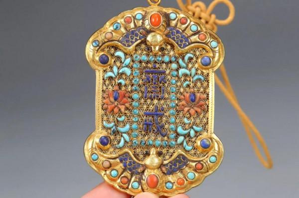 清 齋戒牌、金器，金花絲齋戒掛佩、金拉絲工藝、鑲嵌青金石