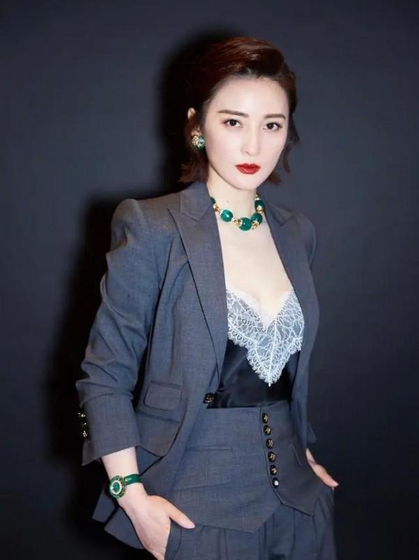 最近火了一種新穿法，叫“西裝+蕾絲吊帶”，蔣勤勤、宋佳都上頭