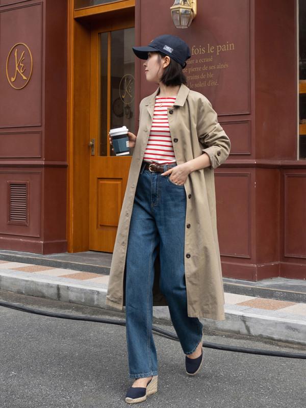 女人過了40歲，衣服建議穿簡約款，條紋衫搭牛仔褲，今年很流行