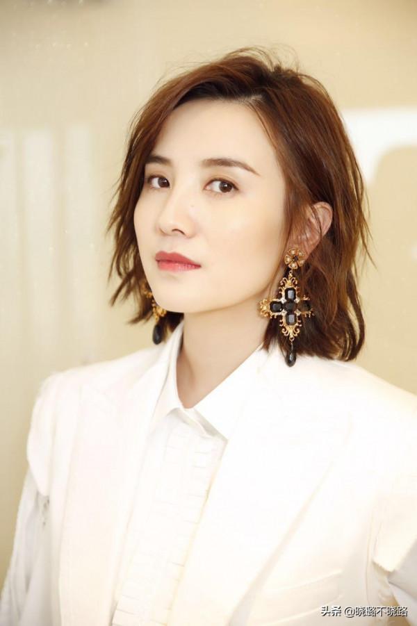 女人過了48歲儘量少燙“大媽卷”,推薦這5種髮型,時髦顯氣質呀 女人過了48歲儘量少燙“大媽卷”,推薦這5種髮型,時髦顯氣質呀