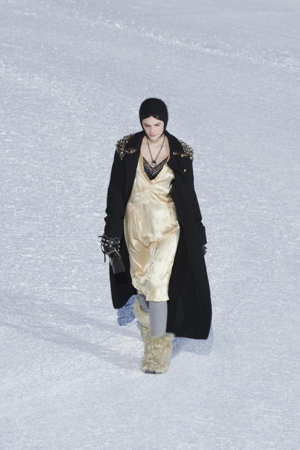 MIU MIU秋冬靴款靈感源自滑雪服；拉長版LOEWE Goya手袋優雅滿分丨是日美好事物